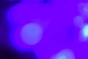 lila und blaues Neonlicht abstrakte neonhelle Lens Flare auf schwarzem Hintergrund gefärbt. dunkler abstrakter futuristischer Hintergrund und Neonhintergründe foto
