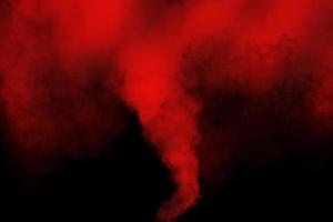 dunkelrote Textur dunkler Rauch auf einem dunklen, isolierten Hintergrundboden mit Nebel oder Nebel foto