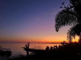 Sonnenuntergang und Sonnenaufgang blaues Meer schönes Meerblickpanorama. Zusammensetzung des abstrakten Hintergrunds der Natur foto