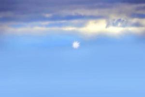 blauer Morgenhimmel mit horizontalen Wolkenlinien-Bewegungseffekt auf den Hintergrund von Sonnenschein. foto