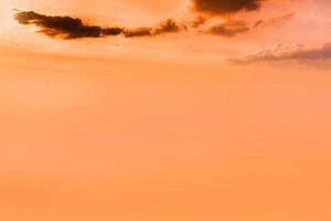Sonnenuntergang und orangefarbene Wolke und blauer Morgenhimmel mit horizontalen Wolkenlinienbewegungseffekt auf den Hintergrund von Sonnenschein. foto