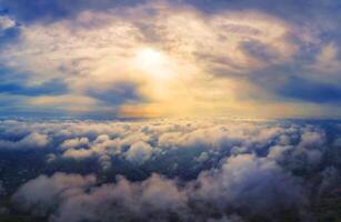 orangefarbener himmel und grauer wolkenhimmel dramatischer panoramaberg und dramatischer himmelsonnenaufganghintergrund und schöner bunter sonnenaufgang über berg foto