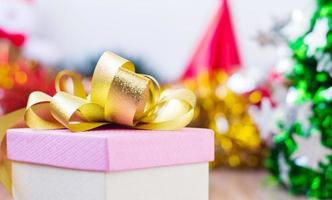 Geschenkbox und goldenes Band für Weihnachtshintergrund foto