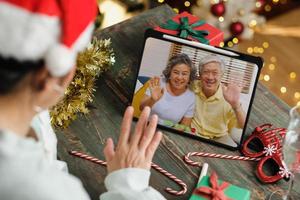 Weihnachts- und Neujahrs-Videoanruf mit der Familie mit Tablet zusammen zu Hause foto