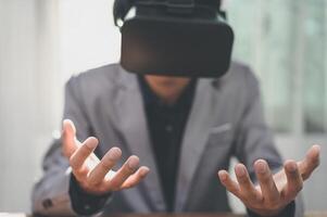 Unternehmer verwenden Virtual-Reality-Brillen in der Online-Welt, dem virtuellen Metaverse. foto