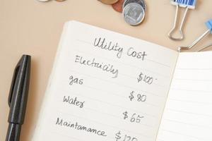Liste der Stromrechnungen auf einem Papier auf dem Tisch foto