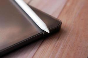 digitales Tablet und Grafik auf dem Tisch