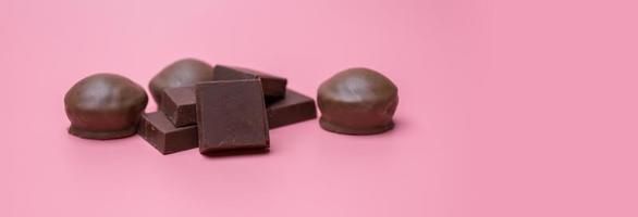Valentinstag dunkle Schokolade auf rosa Hintergrund, Valentinstag-Thema, Banner-Hintergrund foto