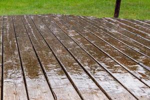 Regen fällt auf Holzterrasse foto