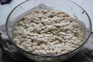 Hefeteig in einer großen Glasschüssel. hausgemachter Kuchen. Konzept der Hausaufgaben während der Quarantänezeit. foto