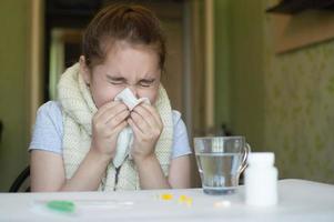 kleines Mädchen mit Fieber und Niesen foto