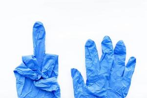medizinische Handschuhe in blau auf weißem Hintergrund. selektiver Fokus. foto