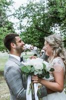 Braut und Bräutigam bei der Hochzeitszeremonie. Gratulation der Gäste. Duschen mit Rosenblättern. selektiver Fokus. Filmkorn. foto