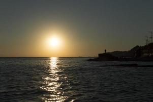 Landschaft. ein sonniger Sonnenuntergang am Meer. foto