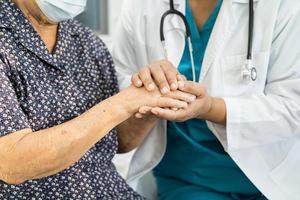 Händchen haltend asiatische Seniorin oder ältere alte Dame Patientin mit Liebe, Sorgfalt, Ermutigung und Empathie auf der Krankenstation, gesundes, starkes medizinisches Konzept foto