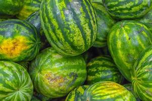 viele frische reife Wassermelonen liegen in Holzkisten in der Obst- und Gemüseabteilung des Supermarkts foto