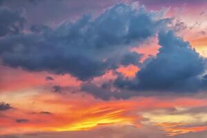 Lassen das Wolken Umzug, das Sonne leuchtet. Himmel Atmosphäre schön Farbe, Sonnenuntergang. foto