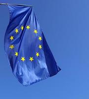 Europaflagge über blauem Himmel foto