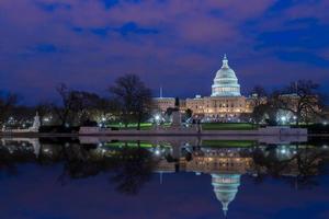 das Kapitol der Vereinigten Staaten mit Reflexion bei Nacht, Washington DC, USA foto
