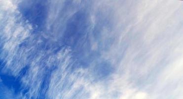 blauer Himmel und Zirruswolken, Hintergrund