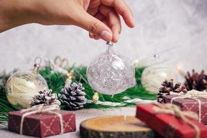 Mini-Weihnachtsgeschenke auf Holzuntergrund mit warmen und kalten Tönen foto