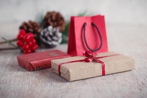 Mini-Weihnachtsgeschenke auf Holzuntergrund mit warmen und kalten Tönen foto