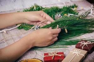 Mini-Weihnachtsgeschenke auf Holzuntergrund mit warmen und kalten Tönen foto