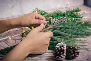 Mini-Weihnachtsgeschenke auf Holzuntergrund mit warmen und kalten Tönen foto