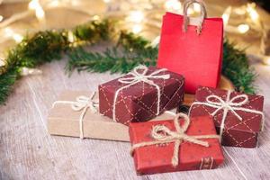 Mini-Weihnachtsgeschenke auf Holzuntergrund mit warmen und kalten Tönen
