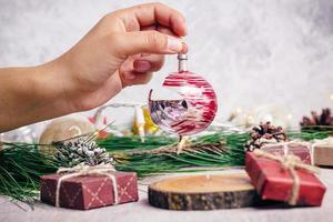 Mini-Weihnachtsgeschenke auf Holzuntergrund mit warmen und kalten Tönen