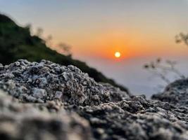 schöne Landschaft Sonnenaufgang über den Bergen am Morgen foto