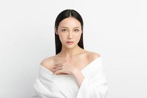 schöne junge asiatische frau mit sauberer frischer haut auf weißem hintergrund, gesichtspflege, gesichtsbehandlung, kosmetik, schönheit und spa, asiatisches frauenporträt. foto