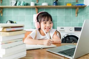 asiatisches Kind, das zu Hause studiert