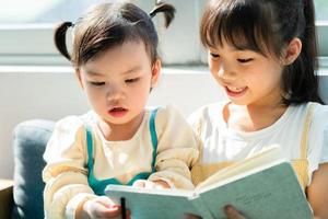 Porträt von zwei asiatischen Kindern zu Hause foto