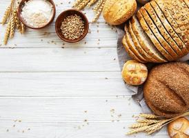 Auswahl an gebackenem Brot foto