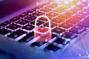 Computer für Datensicherheitssysteme mit gesperrtem Vorhängeschloss auf der Tastatur zum Schutz der Kriminalität durch ein anonymes Hacker-Internet und Datennetzwerk - Technologie-Hintergrund-Cyber-Sicherheitskonzept