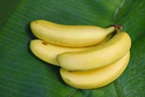 Banane auf dem Bananenblatthintergrund im Sommer