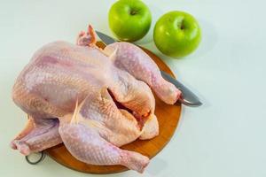 frisches Hühnchen auf dem Tisch foto