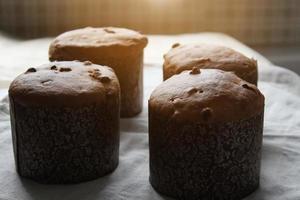 Rosinenmuffins auf dem Tisch. hausgemachter Kuchen. Konzept der Hausaufgaben während der Quarantänezeit. foto