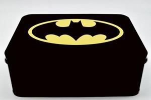 Batman schwarze Blechdose mit klassischem Logo auf weißem Hintergrund. foto