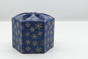 Weihnachtsgeschenkbox, dekoratives festliches Objekt mit Platz für Ihre Grüße. foto