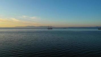 Luftaufnahme der Seelandschaft mit Blick auf das Segelboot foto