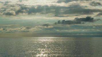 Cinemagramm einer Seelandschaft unter bewölktem Himmel foto