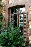 schönes Holzrahmenfenster im Altbau ohne Menschen foto