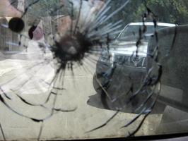 großer Riss in der Windschutzscheibe des Autos von der Fragment-Militär-Scharfschützenkugel foto