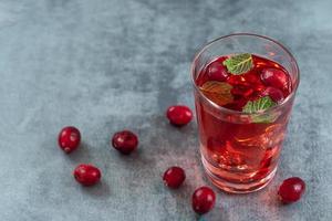 frischer Cranberries Fruchtsaft Bio Bio Saft Gesundheit mit Minze auf grauem Schiefer Hintergrund