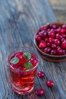 frischer Cranberry-Fruchtsaft Bio-Bio-Saft Gesundheit mit Schale mit frischen Beeren foto