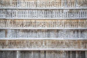 Nikko, Japan, 2016 - Holzbretter mit japanischer Schrift außerhalb des Tempels in Nikko, Japan. Nikko-Schreine und Tempel sind UNESCO-Weltkulturerbe foto