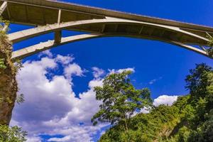 Brücke auf der Kladovo-Golubac-Straße über die Boljetin-Schlucht in Ostserbien foto