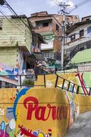 medellin, kolumbien, 2019 - straßenkunst der comuna 13 in medellin, kolumbien. einst als kolumbiens gefährlichstes barrio bekannt, ist heute die Graffiti-Tour eine der beliebtesten Touristenattraktionen in Medellin. foto